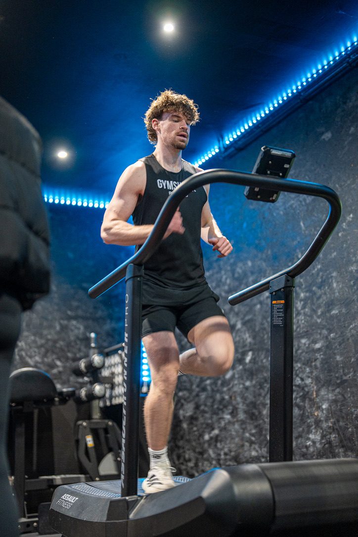 Member running on the curved treadmill